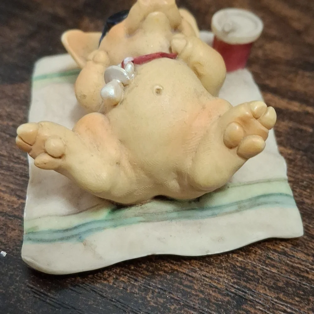 🐖Vintage Ganz 1992 Pigsville Small Figurine ‘Sun Tanning Piglet’ - PM 1301